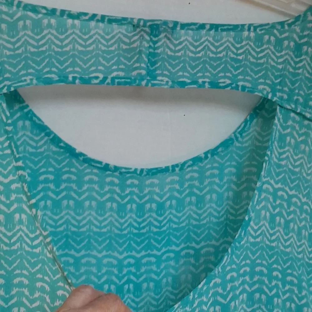 Torrid Ikat Print Open Back Blouse...EUC..Size 5 - Picture 4 of 5